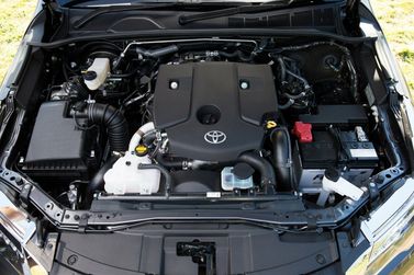Toyota Fortuner ثانياً، دفع رباعي 5 أبواب — حجرة المحرك