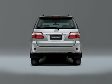 Toyota Fortuner أنا فيس ليفت، دفع رباعي 5 أبواب — منظر خلفي