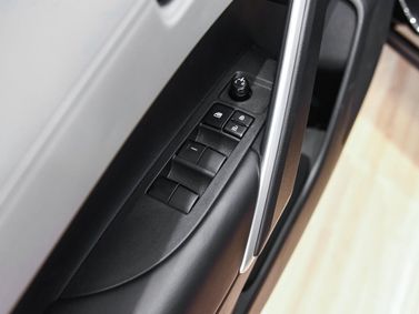 Toyota Frontlander، دفع رباعي 5 أبواب — تفصيل داخلي