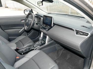 Toyota Frontlander، دفع رباعي 5 أبواب — منطقة السائق