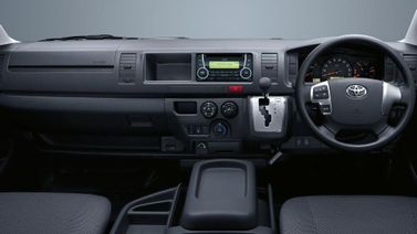 Toyota HiAce H200، فان — لوحة القيادة