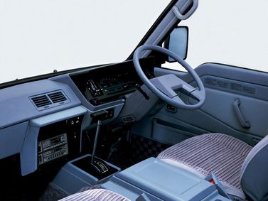 Toyota HiAce H50 H50 H60 H70، ميني فان — منطقة السائق