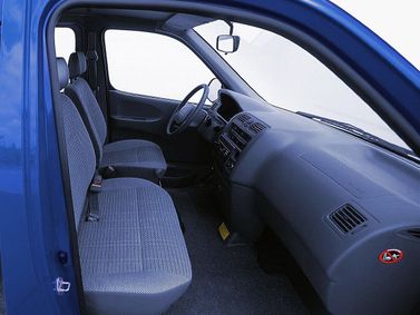 Toyota HiAce XH10، ميني فان — المقاعد الأمامية
