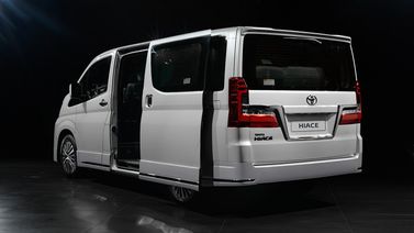 Toyota HiAce H300، ميني فان — منظر خلفي أيمن