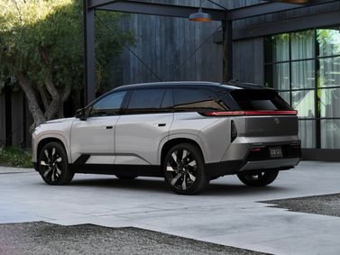 Toyota Highlander V، دفع رباعي 5 أبواب — منظر خلفي بزاوية ثلاثة أرباع