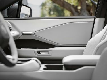 Toyota Highlander V، دفع رباعي 5 أبواب — منظر عام للمقصورة