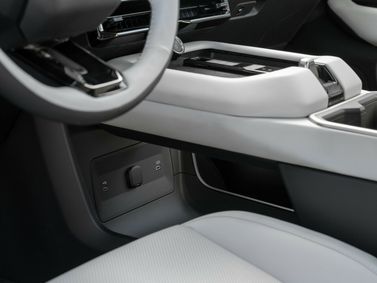 Toyota Highlander V، دفع رباعي 5 أبواب — الكونسول الوسطي