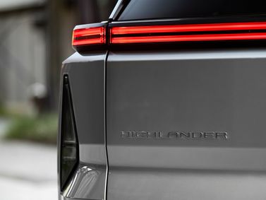 Toyota Highlander V، دفع رباعي 5 أبواب — الجزء الخلفي من السيارة عن قرب