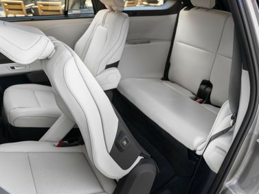 Toyota Highlander V، دفع رباعي 5 أبواب — المقاعد الخلفية
