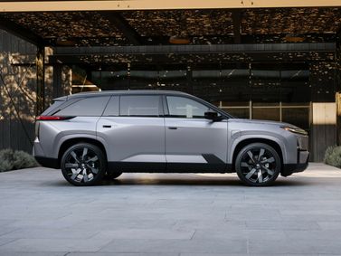 Toyota Highlander V، دفع رباعي 5 أبواب — منظر من الجانب الأيمن