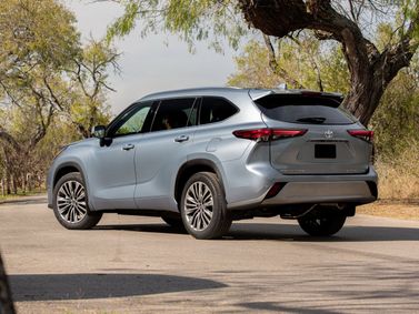 Toyota Highlander IV (U70)، دفع رباعي 5 أبواب — منظر خلفي أيمن