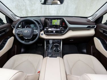 Toyota Highlander IV (U70)، دفع رباعي 5 أبواب — لوحة القيادة