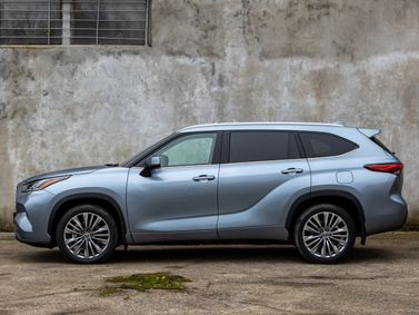 Toyota Highlander IV (U70)، دفع رباعي 5 أبواب — منظر من الجانب الأيسر