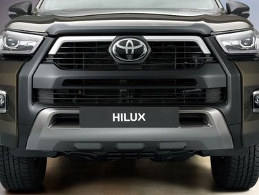 Toyota Hilux فيس ليفت الثامن، بيك أب بكابينة مزدوجة — منظر أمامي