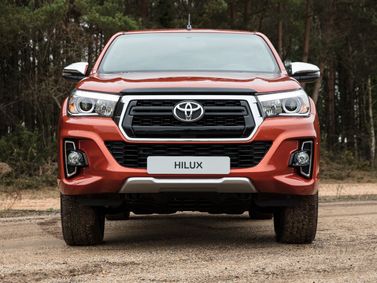 Toyota Hilux VIII: عملية تجميل الوجه، بيك أب بكابينة مزدوجة — منظر أمامي