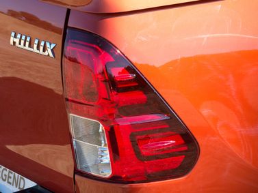 Toyota Hilux VIII: عملية تجميل الوجه، بيك أب بكابينة مزدوجة — المصباح الخلفي