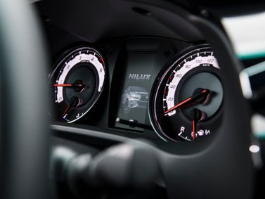 Toyota Hilux VIII: عملية تجميل الوجه، بيك أب بكابينة مزدوجة — لوحة العدادات