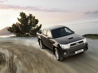 Toyota Hilux سابعاً، بيك أب بكابينة مزدوجة — منظر أمامي أيمن