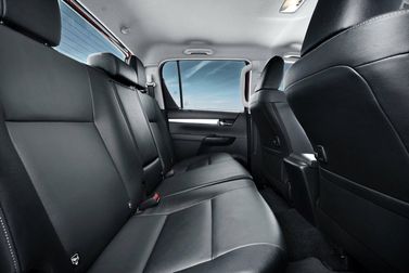 Toyota Hilux ثامناً، بيك أب بكابينة مزدوجة — المقاعد الخلفية