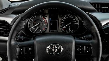 Toyota Hilux فيس ليفت الثامن، بيك أب بكابينة مزدوجة Arctic Trucks — لوحة العدادات