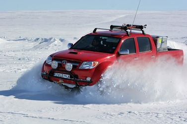 Toyota Hilux سابعاً، بيك أب بكابينة مزدوجة Arctic Trucks — منظر أمامي أيسر