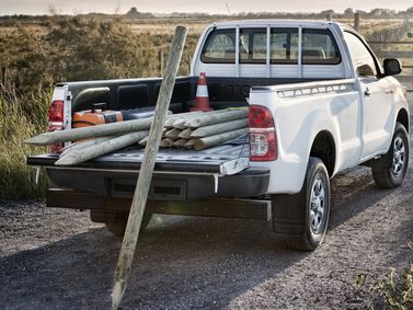 Toyota Hilux فيس ليفت السابع، بيك أب بكابينة مفردة — منظر خلفي