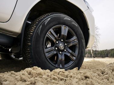 Toyota Hilux فيس ليفت الثامن، بيك أب بكابينة ونصف Extra Cab — جنط العجلة