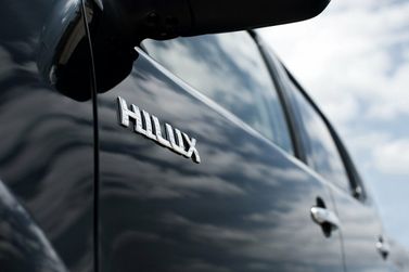 Toyota Hilux فيس ليفت السابع، بيك أب بكابينة مزدوجة — شعار السيارة واسم الطراز