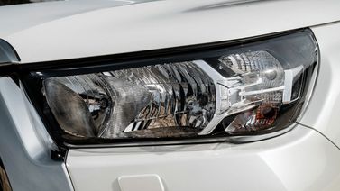 Toyota Hilux فيس ليفت الثامن، بيك أب بكابينة مزدوجة — المصباح الأمامي