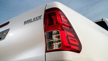 Toyota Hilux فيس ليفت الثامن، بيك أب بكابينة مزدوجة — المصباح الخلفي