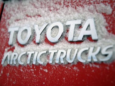 Toyota Hilux سابعاً، بيك أب بكابينة مزدوجة Arctic Trucks — شعار السيارة واسم الطراز