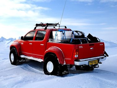 Toyota Hilux سابعاً، بيك أب بكابينة مزدوجة Arctic Trucks — منظر خلفي أيسر