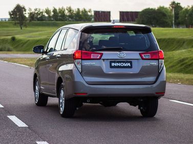 Toyota Innova ثانياً، فان مدمج — منظر خلفي