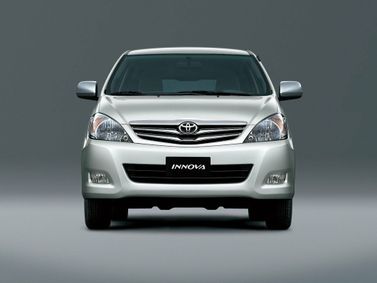 Toyota Innova I، فان مدمج — منظر أمامي