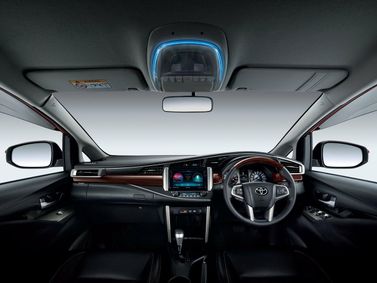 Toyota Innova ثانياً، فان مدمج — لوحة القيادة