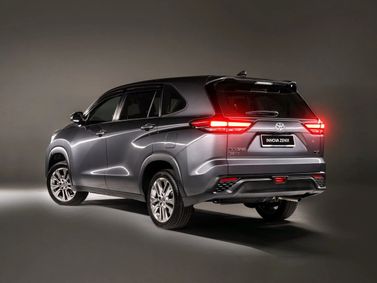 Toyota Innova ثالثًا، فان مدمج — منظر خلفي بزاوية ثلاثة أرباع