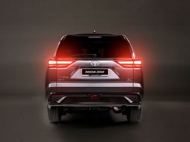 Toyota Innova ثالثًا، فان مدمج — منظر خلفي