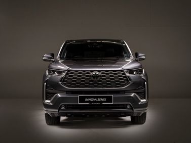 Toyota Innova ثالثًا، فان مدمج — منظر أمامي