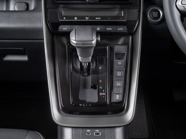 Toyota Innova ثالثًا، فان مدمج — محدد ناقل الحركة