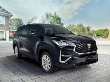 Toyota Innova ثالثًا، فان مدمج — منظر أمامي بزاوية ثلاثة أرباع
