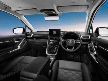 Toyota Innova ثالثًا، فان مدمج — منطقة السائق