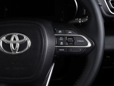 Toyota Innova ثالثًا، فان مدمج — عجلة القيادة