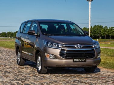 Toyota Innova ثانياً، فان مدمج — منظر أمامي