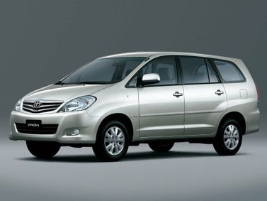 Toyota Innova I، فان مدمج — منظر أمامي أيمن