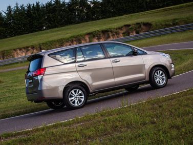 Toyota Innova ثانياً، فان مدمج — منظر خلفي بزاوية ثلاثة أرباع