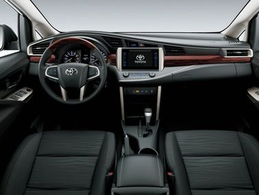 Toyota Innova ثانياً، فان مدمج — منظر عام للمقصورة