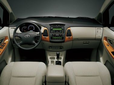 Toyota Innova I، فان مدمج — لوحة القيادة