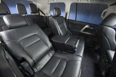 Toyota Land Cruiser 200 Series 200 Series Facelift 1، دفع رباعي 5 أبواب — المقاعد الخلفية