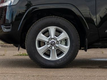 Toyota Land Cruiser السلسلة 300، دفع رباعي 5 أبواب — جنط العجلة
