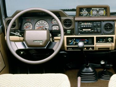 Toyota Land Cruiser السلسلة 70، دفع رباعي 3 أبواب — لوحة القيادة